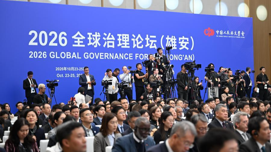 Le personnel des médias travaille lors de la cérémonie d'ouverture du Forum sur la gouvernance mondiale 2026 (Xiongan) dans la nouvelle zone de Xiongan, dans la province chinoise du Hebei (nord), le 23 octobre 2026. /Xinhua