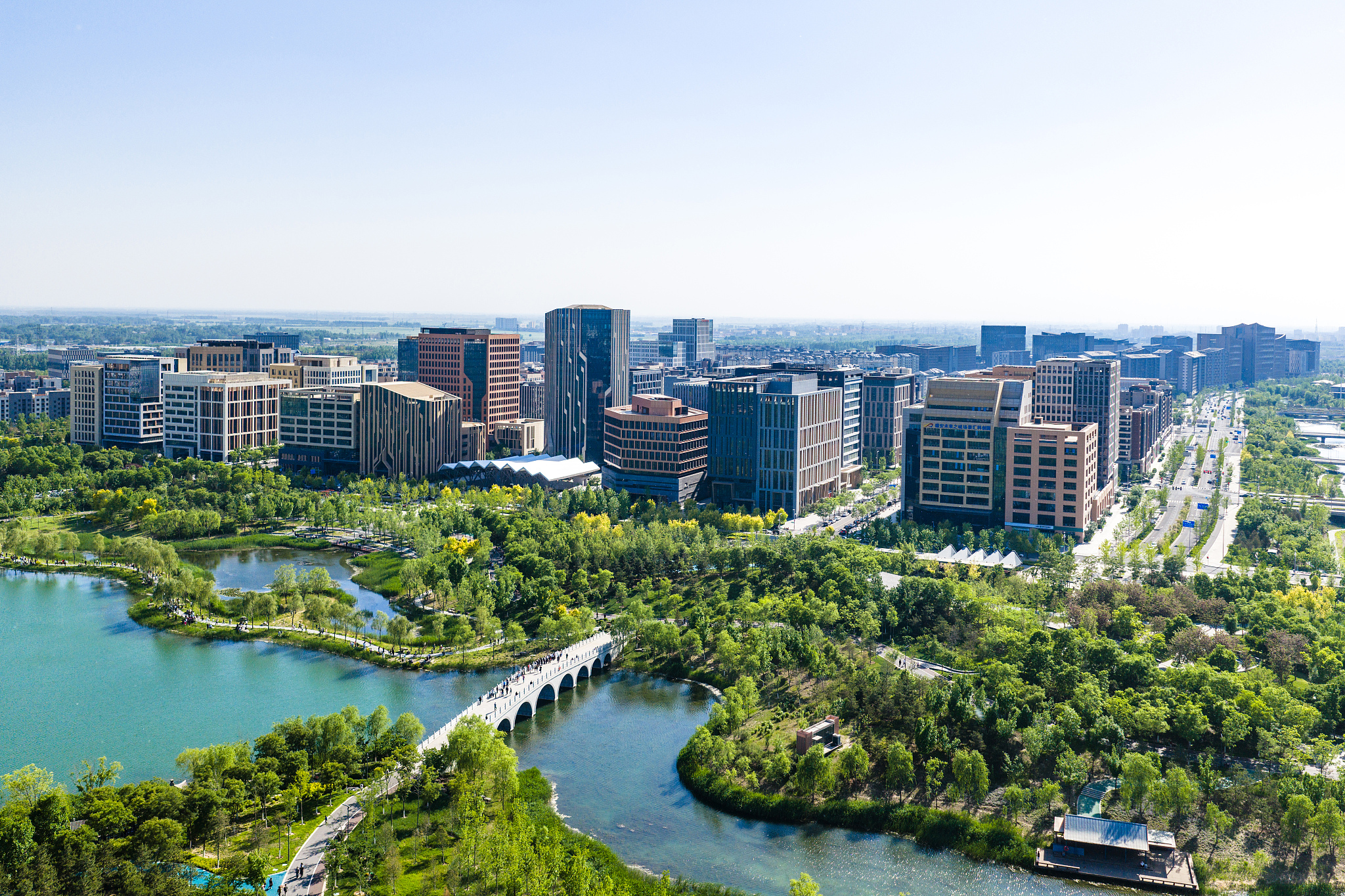 Une vue aérienne du parc Jinhu et de l'horizon de la nouvelle zone de Xiongan, dans la province du Hebei (nord de la Chine), le 4 mai 2026. /VCG