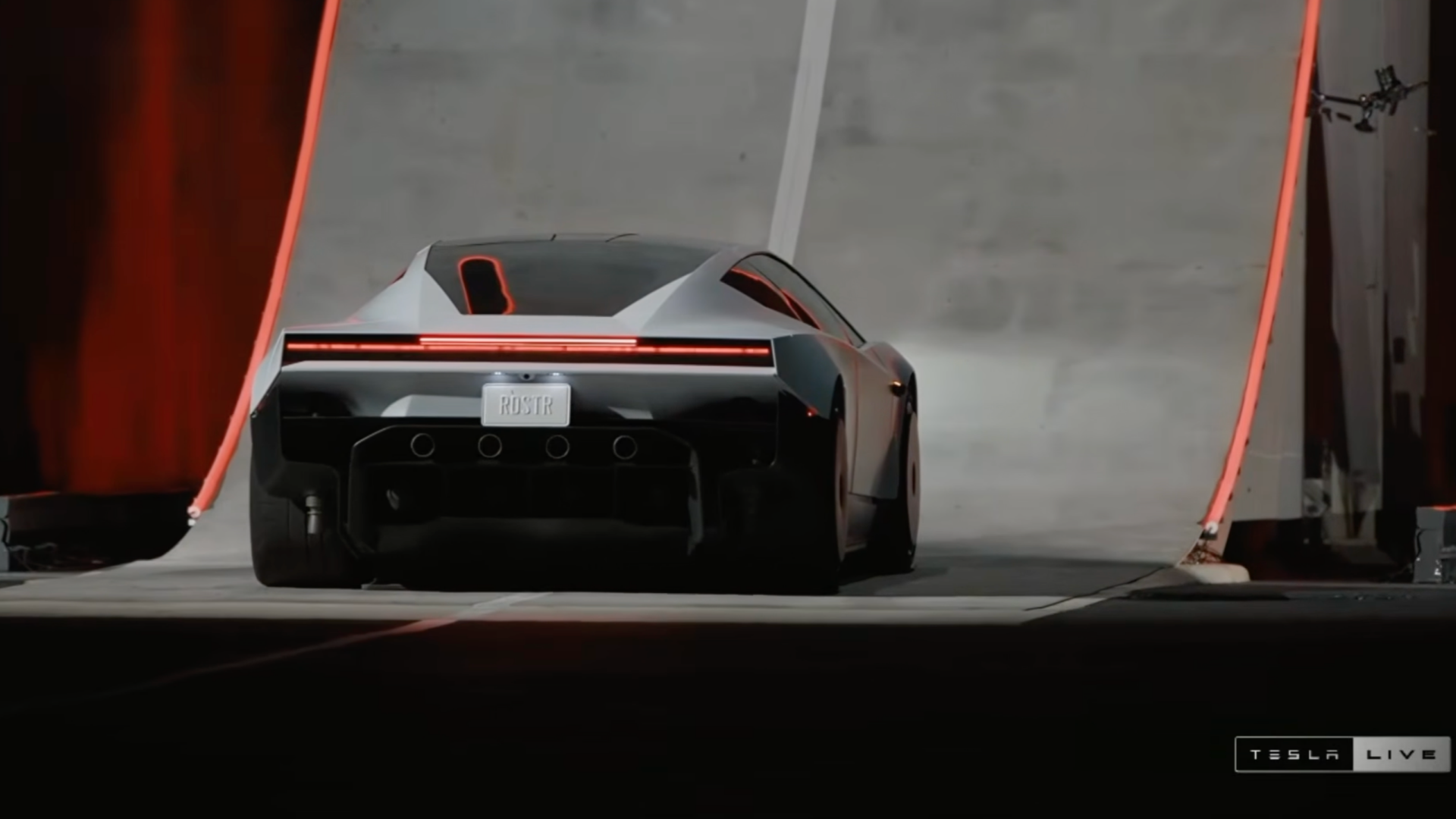 Tesla dévoile son Roadster, longtemps retardé, près d'une décennie après avoir dévoilé pour la première fois une version de nouvelle génération de sa voiture de sport électrique d'origine, lors d'un événement de lancement à Waco, Texas, États-Unis, le 15 octobre 2026, dans cette image fixe tirée d'une vidéo distribuée. /Tesla