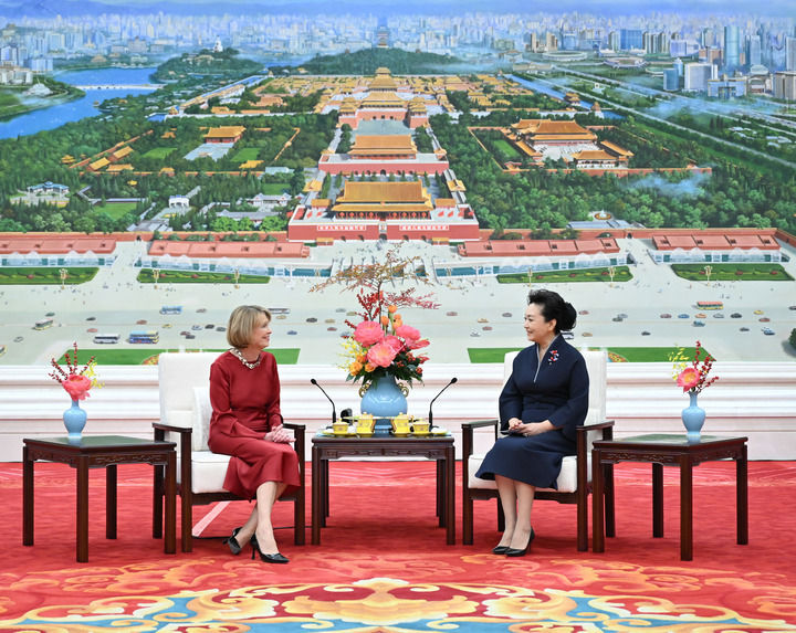 Peng Liyuan (à droite), épouse du président chinois Xi Jinping, discute autour d'un thé avec Elke Budenbender, épouse du président allemand Frank-Walter Steinmeier, à Pékin, en Chine, le 30 octobre 2026. /China Media Group