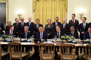 Trump et les PDG d&rsquo;IA signent un pacte volontaire de sécurité et soutiennent l&rsquo;expansion des centres de données