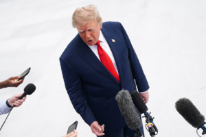 Trump suggère à l&rsquo;Ukraine de changer de président alors que Zelensky se sent « trahi »