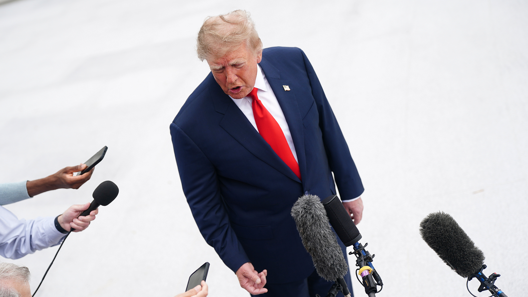 Le président américain Donald Trump s'adresse aux médias avant de monter à bord du Marine One sur la pelouse sud de la Maison Blanche à Washington, DC, le 10 octobre 2026. /VCG