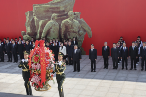 Wang Huning accompagne le plus haut dirigeant de la RPDC lors d&rsquo;une visite dans une ville frontalière