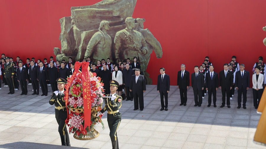 Wang Huning, membre du Comité permanent du Bureau politique du Comité central du PCC et président du Comité national de la Conférence consultative politique du peuple chinois, accompagne Kim Jong Un, secrétaire général du Parti du travail de Corée et président des Affaires d'État de la RPDC, pour remettre un panier de fleurs à la tour commémorative située sur la place du Mémorial de la guerre pour résister à l'agression américaine et aider la Corée à Dandong, dans la province du Liaoning (nord-est de la Chine), le 24 octobre. 2026. /Xinhua