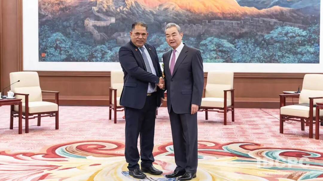 Wang Yi, membre du Bureau politique du Comité central du Parti communiste chinois (PCC) et directeur du Bureau de la Commission des affaires étrangères du Comité central du PCC, serre la main du vice-Premier ministre tongien Viliami Uasike Latu à Pékin, Chine, le 9 octobre 2026. /IDCPC
