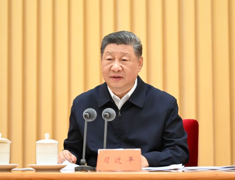 Le président chinois Xi Jinping, également secrétaire général du Comité central du Parti communiste chinois et président de la Commission militaire centrale, prononce un discours important lors d'une réunion nationale sur la santé à Pékin, la capitale chinoise, les 12 et 13 octobre 2026. /Xinhua