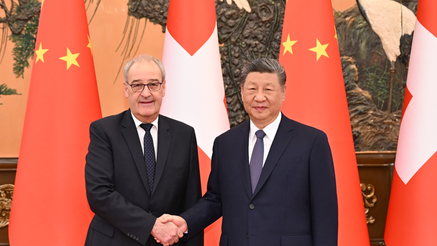 Le président chinois Xi Jinping serre la main du président de la Confédération suisse Guy Parmelin à Pékin, en Chine, le 30 octobre 2026. /Xinhua