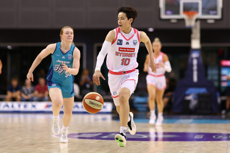 Yang Shuyu (#10) des Flames de Sydney effectue une transition lors du match WNBL contre les Southside Melbourne Flyers à Melbourne, en Australie, le 16 octobre 2026. /VCG