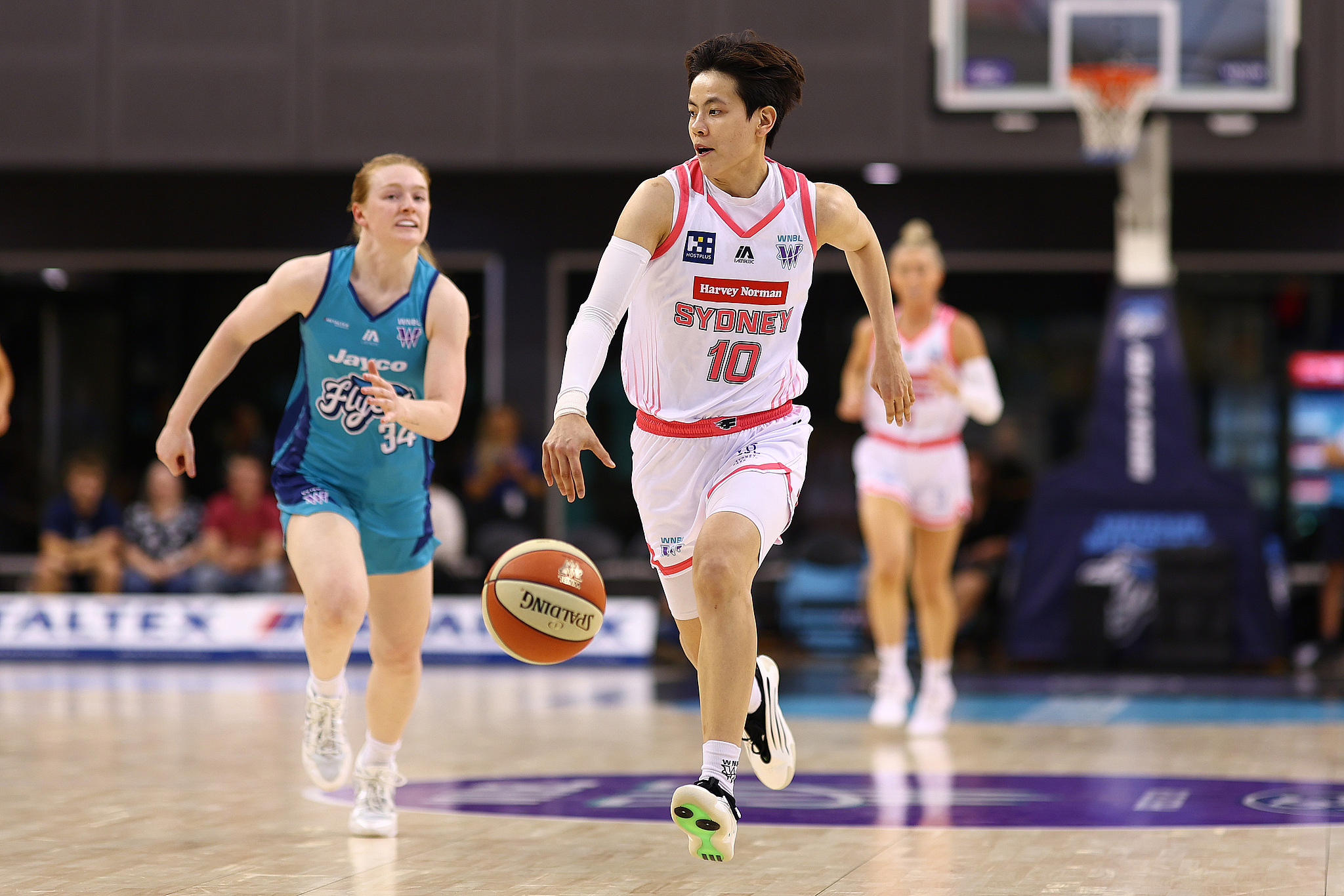 Yang Shuyu (#10) des Flames de Sydney effectue une transition lors du match WNBL contre les Southside Melbourne Flyers à Melbourne, en Australie, le 16 octobre 2026. /VCG