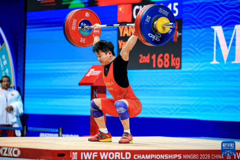 Le Chinois Yang Yang participe à l'épaulé-jeté masculin des 60 kg aux Championnats du monde d'haltérophilie à Ningbo, dans la province chinoise du Zhejiang (est), le 27 octobre 2026. /Xinhua