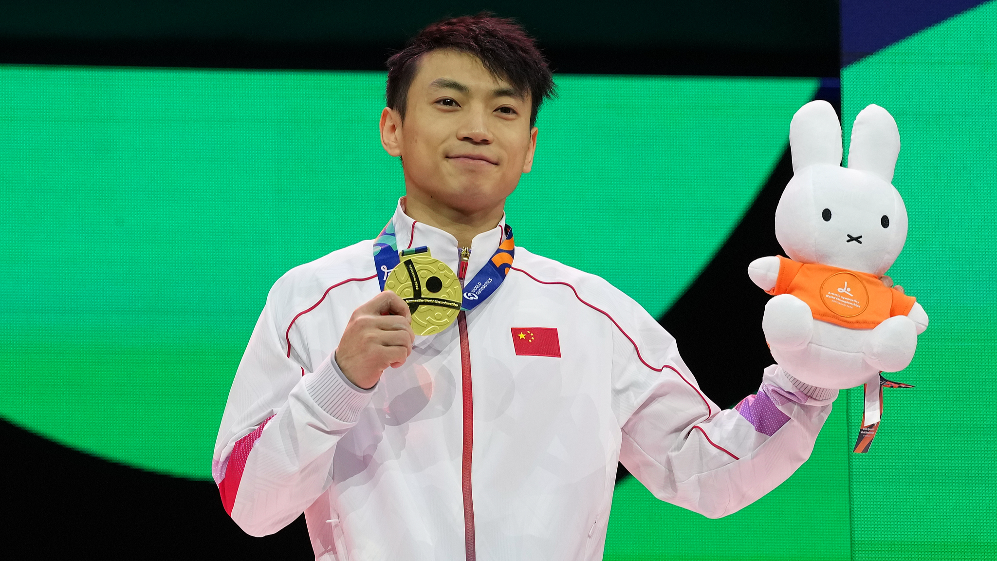 Le Chinois Zou Jingyuan pose sur le podium après avoir remporté la médaille d'or aux barres parallèles lors des finales par engin aux Championnats du monde de gymnastique artistique à Rotterdam, aux Pays-Bas, le 25 octobre 2026. /VCG