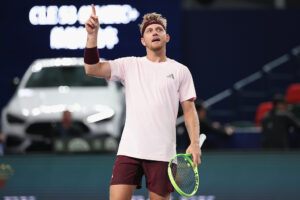 Zverev et Medvedev évincés avec le duo espagnol pour s&rsquo;affronter pour le titre à Shanghai